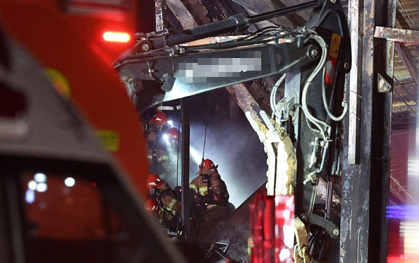 문경 공장 화재 진화 및 소방관 구조 작업 모습. / 연합뉴스&nbsp;