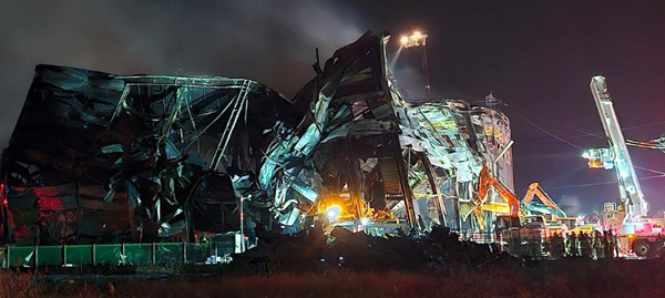 경북 문경시 한 육류 가공공장에서 화재로 건물 일부가 무너져 있는 모습. / 연합뉴스&nbsp;