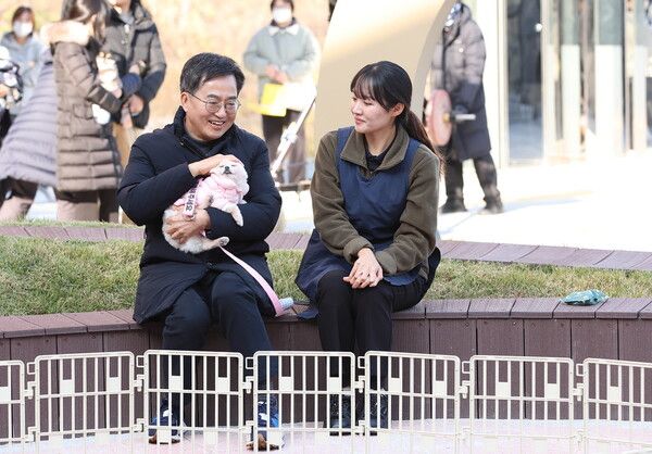 지난해 11일 오후 경기도 반려마루(여주)개관식에서 김동연 경기도지사, 이충우 여주시장 ,도의원, 반려동물 유관단체 , 입양자및 자원봉사자등이 참석한 가운데 새로운 가족의 시작을 주제로 프로그램을 진행하고 있다. / 경기도 제공