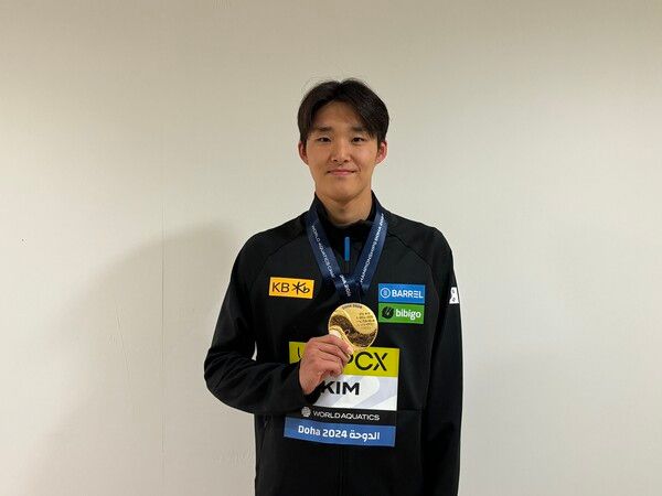 김우민이 금메달을 들어 보이고 있다. /올댓스포츠 제공