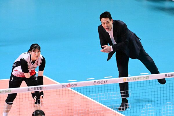 프로배구 V리그 여자부 정관장 고희진 감독과 이소영. /KOVO 제공