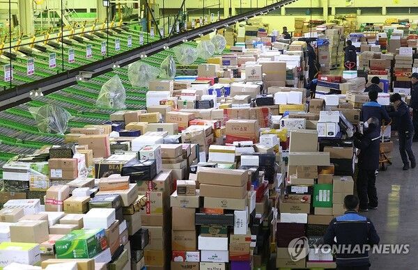 지난 1일 서울 광진구 동서울우편물류센터에서 작업자들이 설 연휴를 앞두고 택배 분류작업을 하고 있다. / 연합뉴스 제공