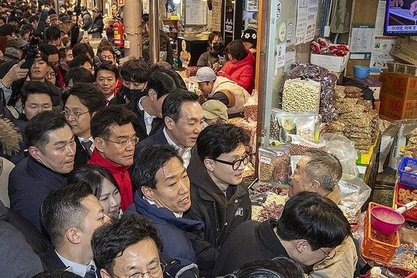 5일 한동훈 국민의힘 비상대책위원장이 서울 동대문구 경동시장을 방문했다 / 연합뉴스