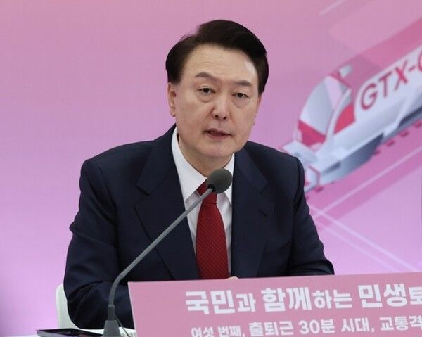 윤석열(왼쪽) 대통령이 25일 경기도 의정부시청 대강당에서 열린 '국민과 함께하는 민생토론회 - 여섯 번째, 출퇴근 30분 시대, 교통격차 해소'에서 수도권광역급행철도(GTX) 관련 발언을 하고 있다. /연합뉴스