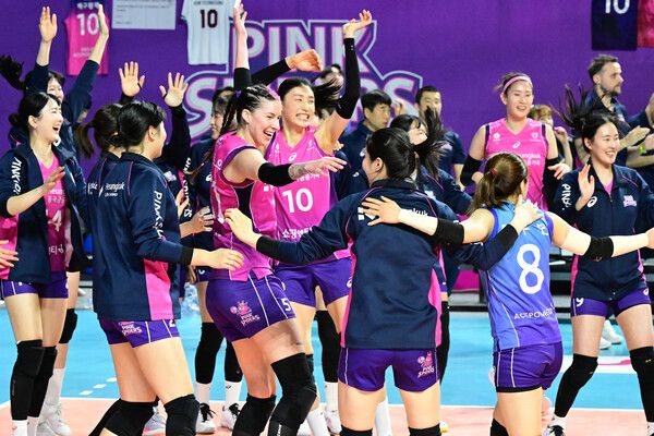 흥국생명 선수들이 기뻐하고 있다. /KOVO 제공