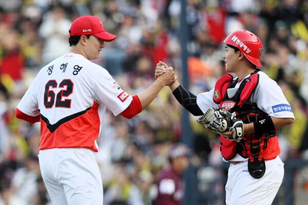 프로야구 KIA 타이거즈 정해영(왼쪽)과 한승택. /KIA 타이거즈 제공