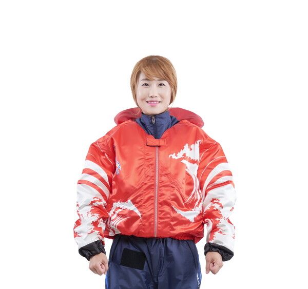 경정 여성 선수 문안나가 포즈를 취하고 있다. /국민체육진흥공단 제공