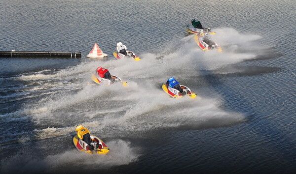 경정 선수들이 미사리경정장에서 경주를 펼치고 있다. /국민체육진흥공단 제공