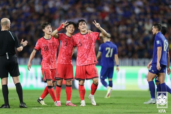 A대표팀 데뷔골을 터뜨린 박진섭(5번). /KFA 제공