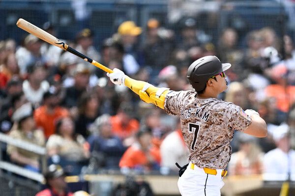 홈런 타구를 지켜보는 김하성. /연합뉴스