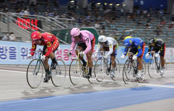 광명스피돔에서 경주에 출전한 선수들이 힘차게 질주하고 있다. /국민체육진흥공단 제공