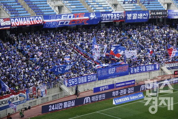 10일, 전남 드래곤즈전 응원을 보내고 있는 수원 삼성 팬들. /류정호 기자