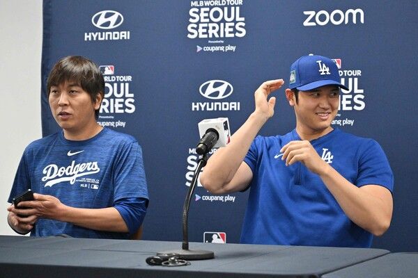 오타니와 함께 서울 시리즈에 참여한 통역사 이즈하라 잇페이(왼쪽). /연합뉴스