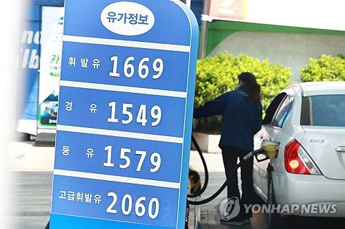 국내 주유소의 휘발유·경유 주간 평균 판매가격이 동반 상승한 것으로 나타났다. / 연합뉴스