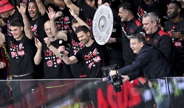 샤비 알론소 바이어 04 레버쿠젠 감독이 우승 트로피를 들고 세리머니를 펼치고 있다. /연합뉴스