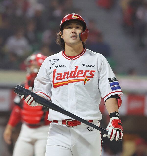 16일 오후 인천 SSG랜더스필드에서 열린 2024 KBO리그 KIA 타이거즈와 SSG 랜더스의 경기. 5회 말 1사 SSG 최정이 삼진 아웃되며 아쉬워하고 있다. /연합뉴스