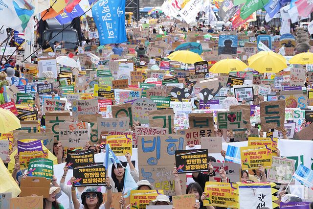 23일 오후 서울 시청역 앞에서 '923 기후정의행진'이 열렸다. 행사 참가자들이 피켓을 들고 구호를 외치고 있다.&nbsp; /최대성 기자 dpdaesung@sporbiz.co.kr 2023.09.23.
