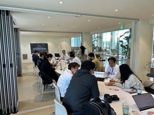 중간 기착지에서&nbsp;모토하시 야스히로 혼다 파워 유닛 개발 책임자가 Q&A 시간을 가지고 있다 / 김정연 기자