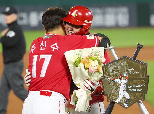 24일 오후 부산 사직야구장에서 열린 롯데 자이언츠와 SSG 랜더스 경기. SSG 최정이 5회초 주자가 없는 상황에서 개인 통산 468호 홈런을 친 뒤 추신수와 포옹하고 있다. 최정은 이승엽 감독을 넘어 통산 홈런 1위를 기록했다. /연합뉴스