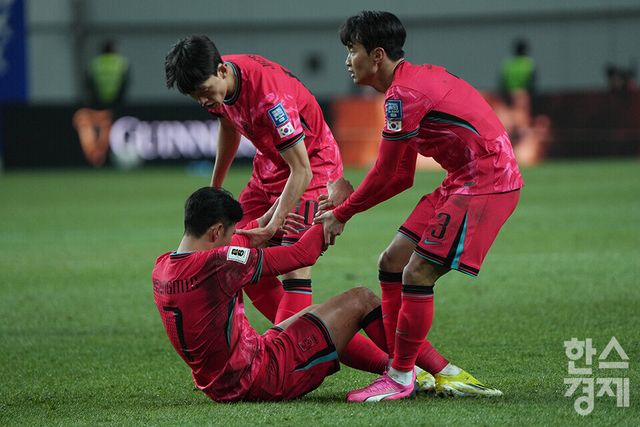 대한민국 손흥민 선수가 21일 오후 서울월드컵경기장에서 열린 태국과의 '2026 북중미 월드컵 아시아 지역 2차 예선 C조 3차전'서 동료들의 도움으로 일어나고 있다. /최대성 기자 dpdaesung@sporbiz.co.kr 2024.03.21