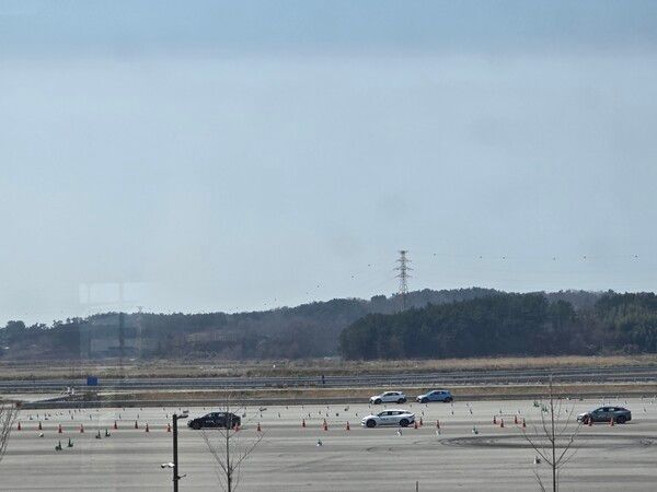 창 밖으로 다른 참가자들이 교육받는 모습을 볼 수 있다. /박시하 기자