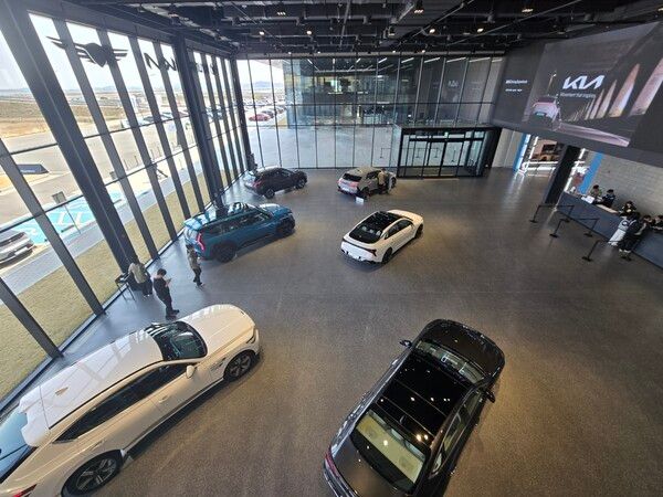 HMG 드라이빙 익스피리언스 센터에 차량이 전시돼있다. /박시하 기자