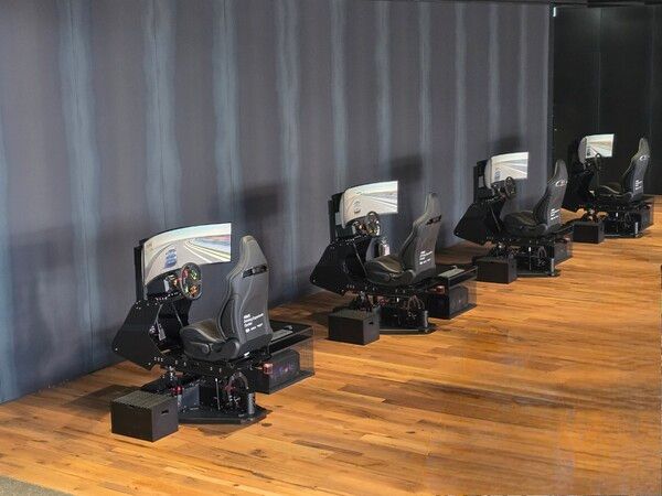 센터 1층에 레이싱 시뮬레이터가 위치하고 있다. /박시하 기자