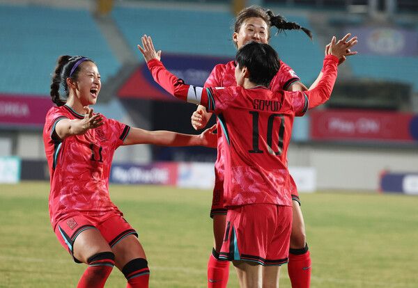 5일 이천종합운동장에서 열린 여자 축구 국가대표팀 평가전 대한민국과 필리핀의 경기에서 프리킥으로 골을 넣은 지소연이 동료들과 기뻐하고 있다. /연합뉴스