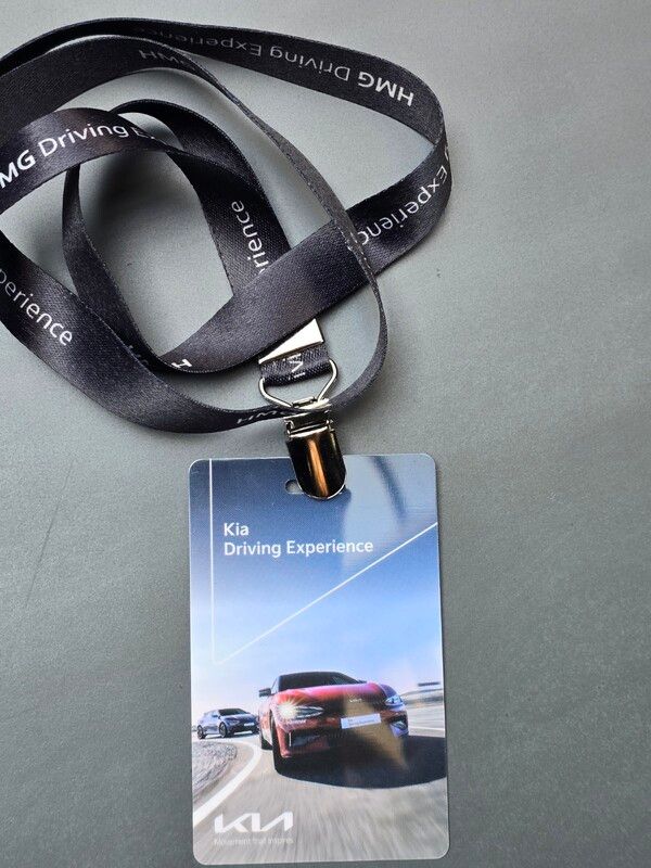 프로그램 등록을 마치면 목걸이형 네임텍을 준다. /박시하 기자