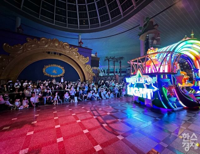 롯데월드 35주년 야간 퍼레이드 '월드 오브 라이트'. /강상헌 기자