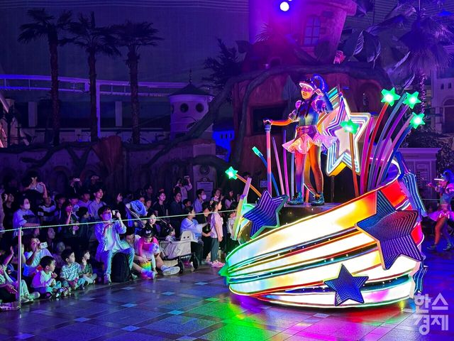 롯데월드 35주년 야간 퍼레이드 '월드 오브 라이트'. /강상헌 기자