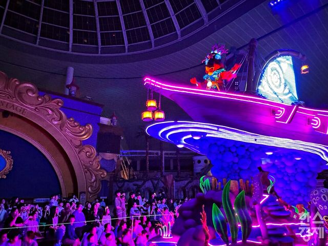 롯데월드 35주년 야간 퍼레이드 '월드 오브 라이트'. /강상헌 기자