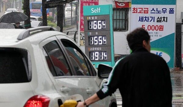 주유소의 휘발유 평균 판매가격이 7주만에 하락세로 전환했다. /연합뉴스 제공