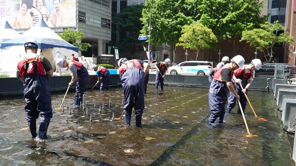 롯데글로벌로지스가 서울 청계천 환경 정비 봉사 활동을 실시하고 있다. / 롯데글로벌로지스 제공