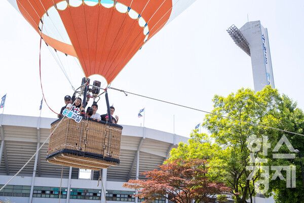 KT꿈품교실에 참여하는 난청아동과 가족,&nbsp;멘토가 함께 열기구 탑승 이벤트에 참여하고 있다. / KT