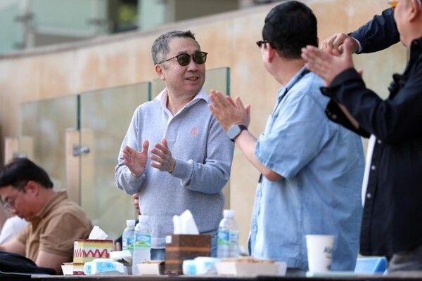 잠실구장 찾은 박정원 두산그룹 회장. /두산 베어스 제공