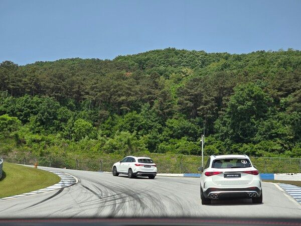 GLC 차량이 AMG 스피드웨이 서킷을 주행하고 있다. /박시하 기자