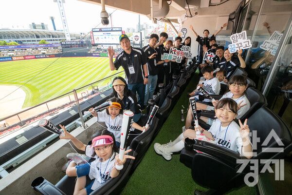 KT꿈품교실에 참여하는 난청 아동과 가족,&nbsp;멘토 등&nbsp;KT꿈품교실 구성원들이 단체응원을 하고 있다. / KT