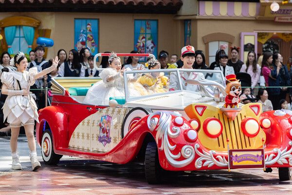 롯데월드에서 즐기는 3색(色) 매력 가정의 달 이벤트. 퍼레이드 참여하는 어린이 손님. /롯데월드 제공