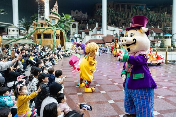 롯데월드에서 즐기는 3색(色) 매력 가정의 달 이벤트. 캐릭터 환타지아 공연. /롯데월드 제공