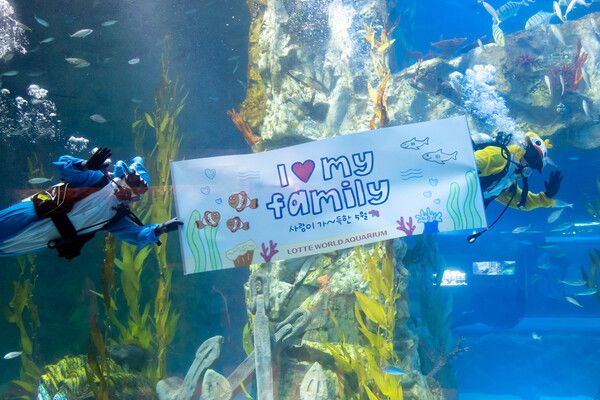 롯데월드에서 즐기는 3색(色) 매력 가정의 달 이벤트. 아쿠아리움 수중 웨이빙. /롯데월드 제공