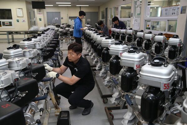 미사리경정장 장비동에서 관계자들이 신형 모터를 검수하고 있다. /국민체육진흥공단 제공