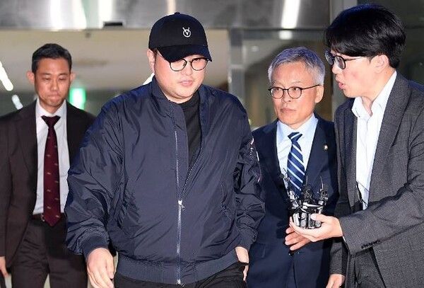 가수 김호중이 서울 강남경찰서에서 조사를 마친 뒤 귀가 중이다. /연합뉴스 제공