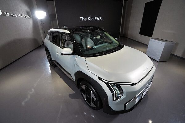지난 22일 오전 서울 성동구 기아 EV 언플러그드 그라운드에서 &nbsp;'The Kia EV3 포토미디어데이' 행사가 열렸다. 사진은 전시된 EV3. / 최대성 기자