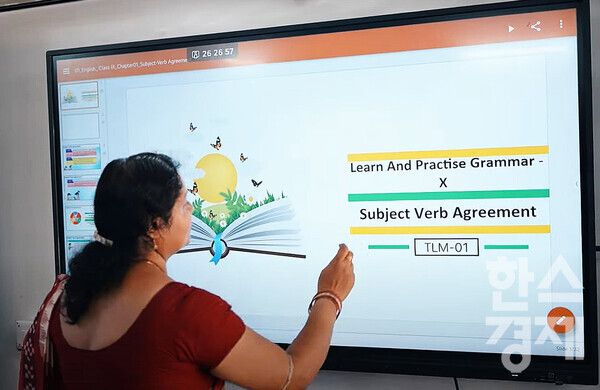 인도 오디샤주 소재 럭세와르(Laksheswar) 공립 고등학교에서 'LG 전자칠판'을 활용해 수업을 진행하는 모습. / LG전자