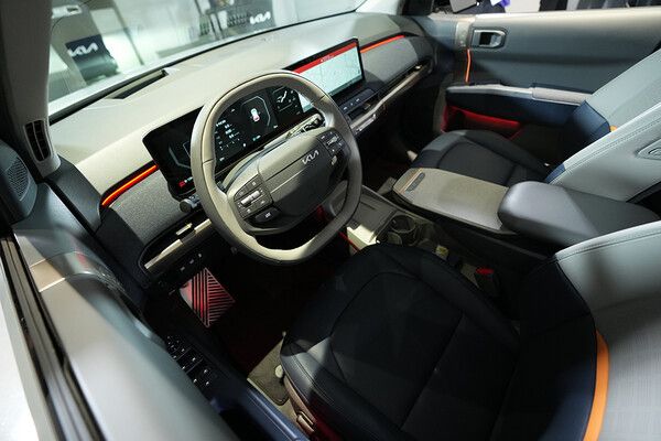 지난 22일 오전 서울 성동구 기아 EV 언플러그드 그라운드에서 &nbsp;'The Kia EV3 포토미디어데이' 행사가 열렸다. 사진은 EV3의 운전석 모습으로 실용적인 실내 디자인이 눈에 띈다. / 최대성 기자