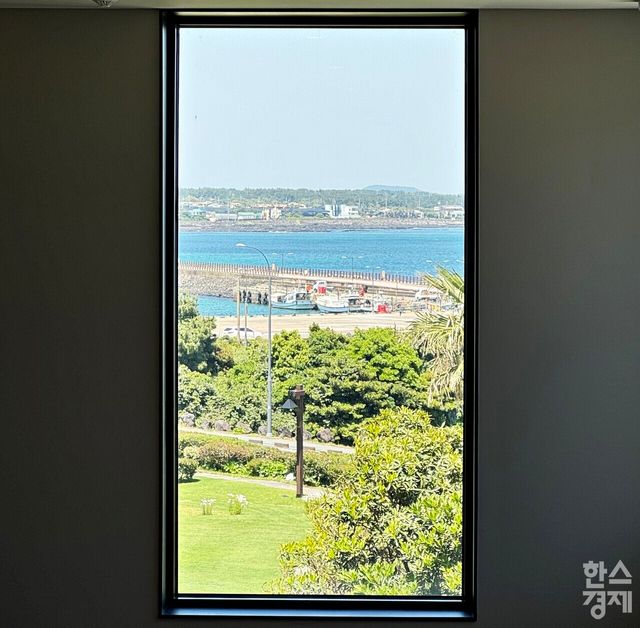 해비치 리조트 창으로 바라본 제주 풍광. /강상헌 기자