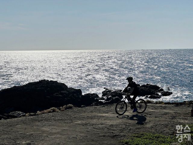 해비치 리조트 제주 웰니스 프로그램 중 '바이크 라이딩. /강상헌 기자
