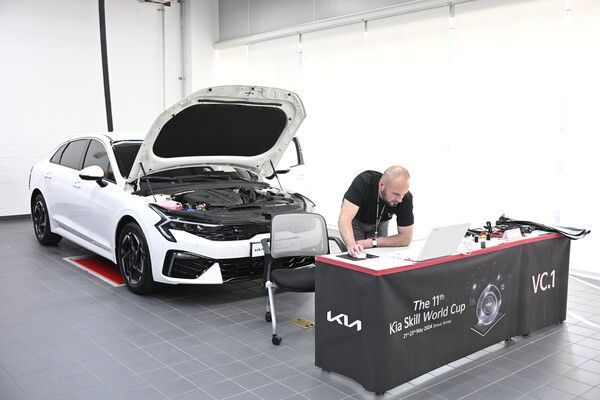 '제11회 기아 스킬 월드컵' 참가자가 기아 오산교육센터에서 차량 종합평가 실기 시험을 치르는 모습. /기아 제공