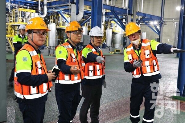 포스코그룹 장인화 회장(오른쪽 두번째)이 지난 21일 세종에 위치한 포스코퓨처엠 천연흑연 음극재 공장을 둘러보고 있다. / 포스코&nbsp;